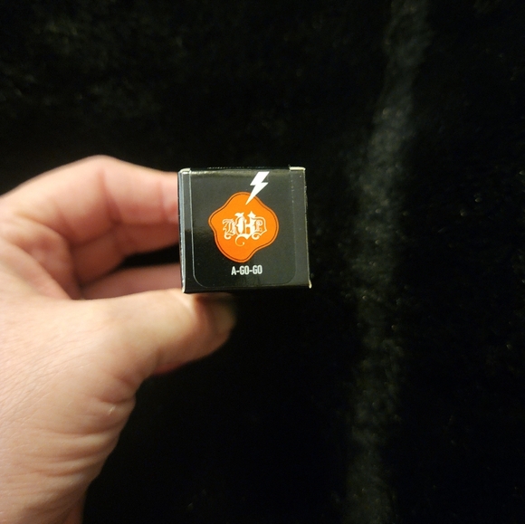 Kat Von D Studded Kiss Lipstick in A-Go-Go, FULLSIZE, N.I.B. - Picture 4 of 5